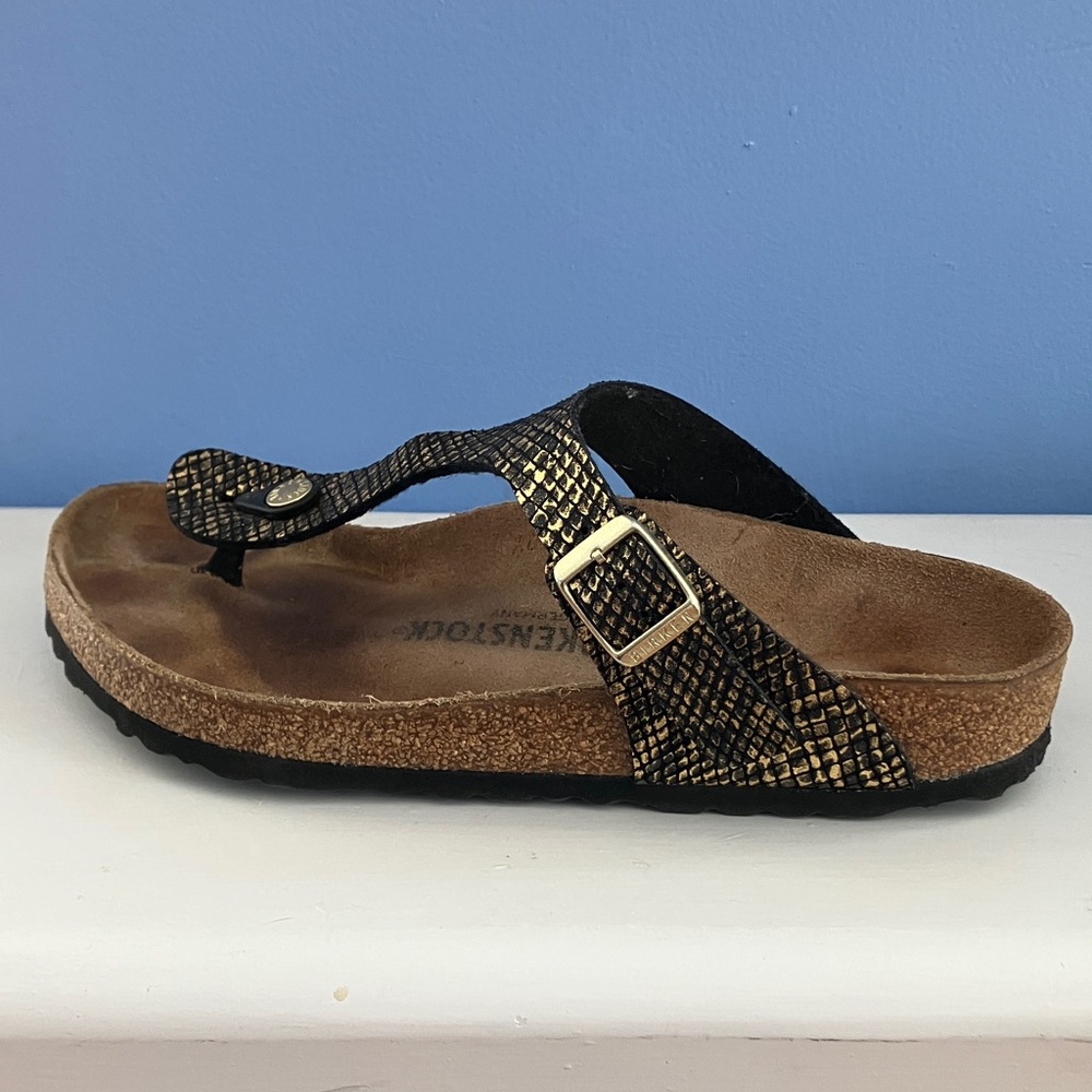 Birkenstock - Women’s Black and Gold Snakeskin Gizeh Sandals - EU 39 / US 8.5 - Picture 6 of 11